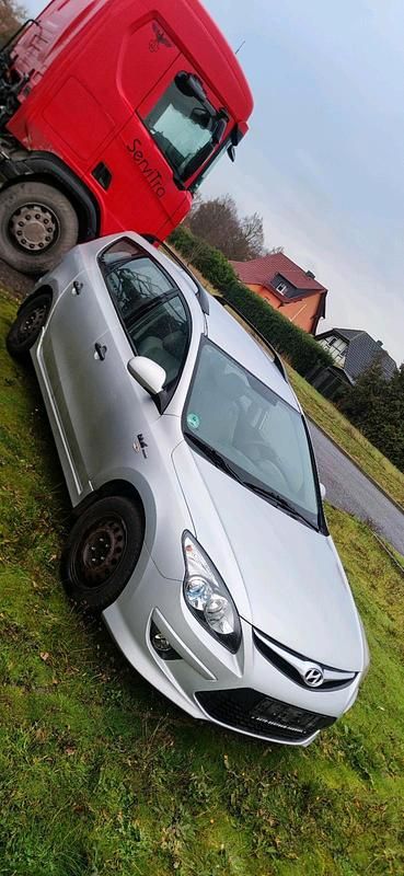 Silber Gebraucht 2010 Hyundai i30 Kombi | 1.400 € (Superpreis) - Bild 1/4