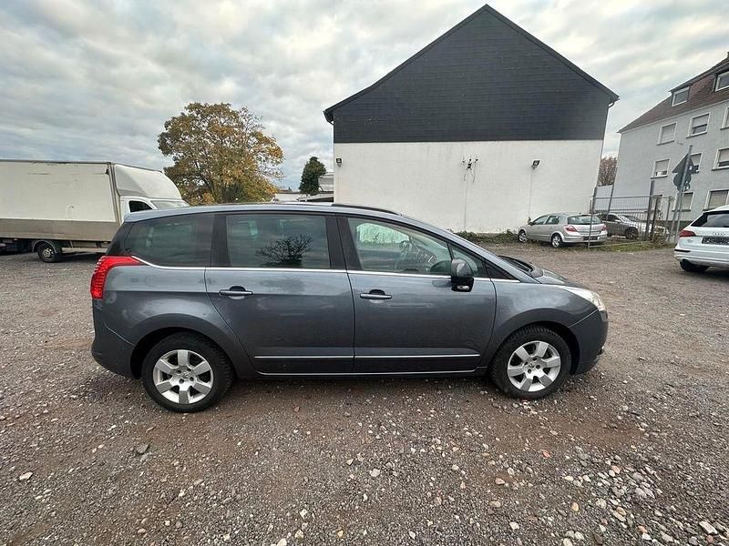 Gebraucht Peugeot 5008 Family 156 PS (114 kW) 2012 Grau Van / Kleinbus