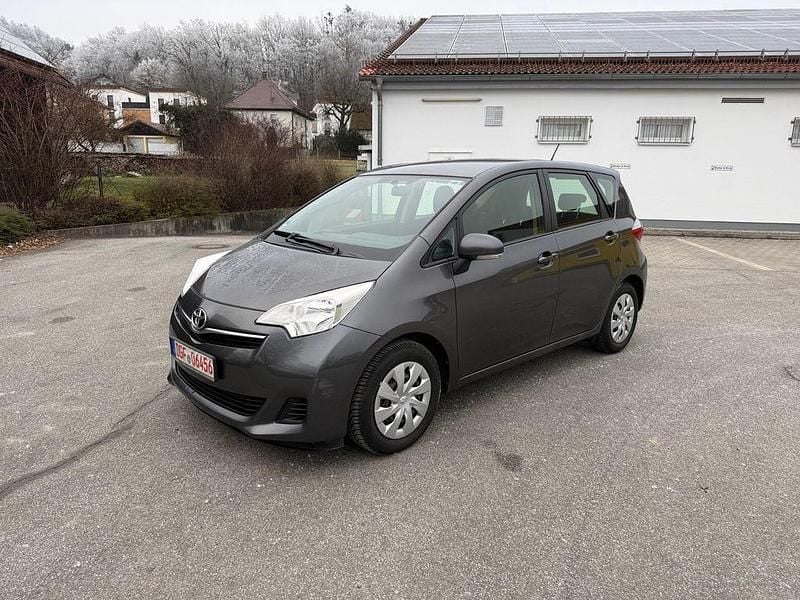 Grau Gebraucht 2013 Toyota Verso-S Life Van / Kleinbus | 6.999 € (Guter Preis) - Bild 1/4