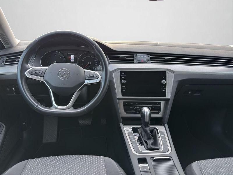 Gebraucht VW Passat Conceptline 150 PS (110 kW) 2023 Scale silver metallic (metallic) Kombi