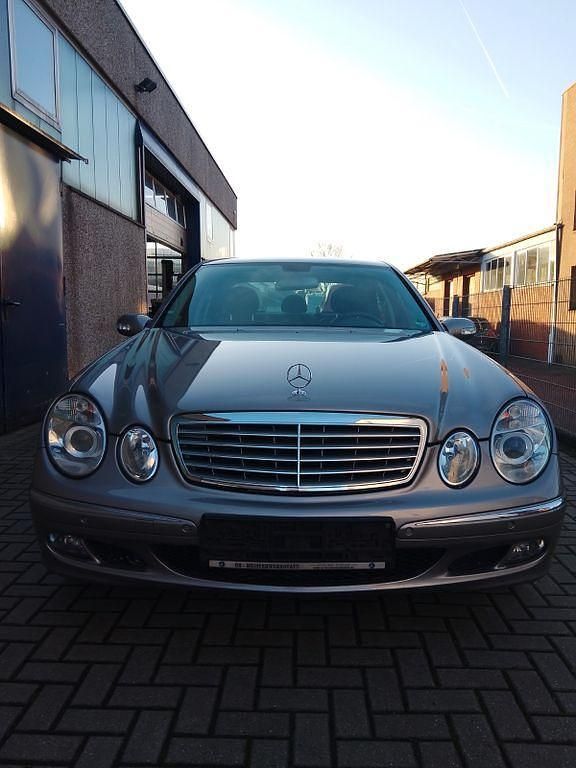 Silber Gebraucht 2004 Mercedes E200 Elegance Limousine | 6.450 € (Fairer Preis) - Bild 1/4