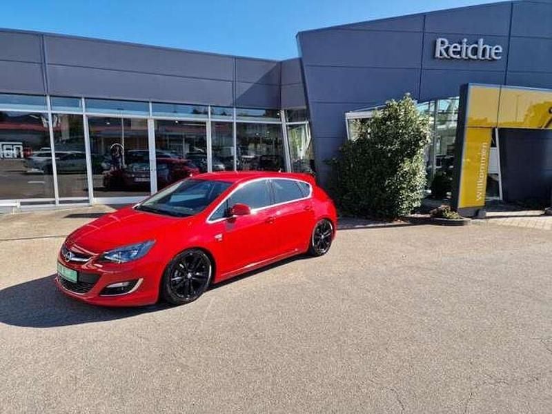 Powerrot Gebraucht 2015 Opel Astra Exklusiv Limousine | 10.490 € (Etwas zu teuer) - Bild 1/4