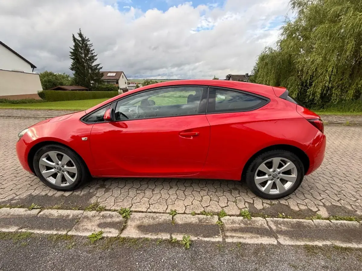 Gebraucht Opel Astra GTC Edition 140 PS (102 kW) 2012 Rot Limousine