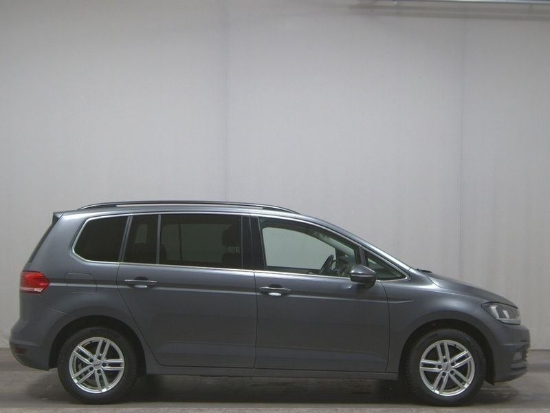 Grau Gebraucht 2018 VW Touran Comfortline Van / Kleinbus | 16.280 € (Superpreis) - Bild 1/4