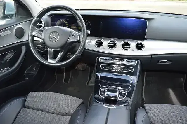 Gebraucht Mercedes E220 Avantgarde 194 PS (142 kW) 2018 Diamantsilber Limousine