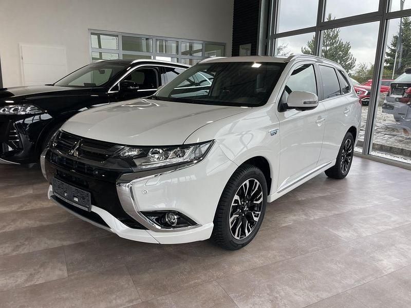 Perlmuttweiss (p) Gebraucht 2017 Mitsubishi Outlander P-HEV Top SUV | 16.900 € (Guter Preis) - Bild 1/4