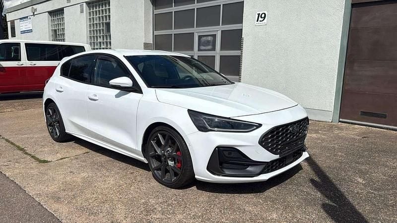 Frostweiß Gebraucht 2022 Ford Focus Performance Edition Limousine | 23.490 € (Guter Preis) - Bild 1/4