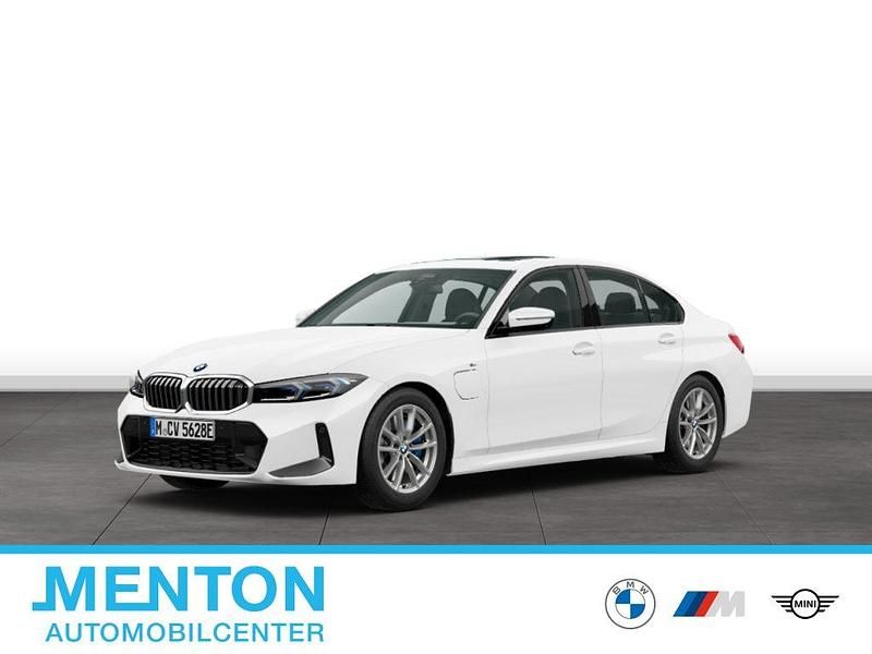 Weiß Gebraucht 2025 BMW 330e M Sport Limousine | 52.042 € (Fairer Preis) - Bild 1/2