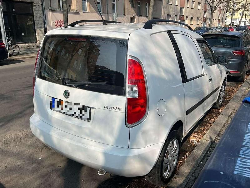 Gebraucht Skoda Roomster 75 PS (55 kW) 2010 Candyweiss Van / Kleinbus