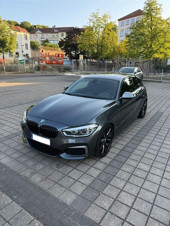 Grau Gebraucht 2017 BMW M140 M Sport Limousine | 31.800 € (Guter Preis) - Bild 1/4
