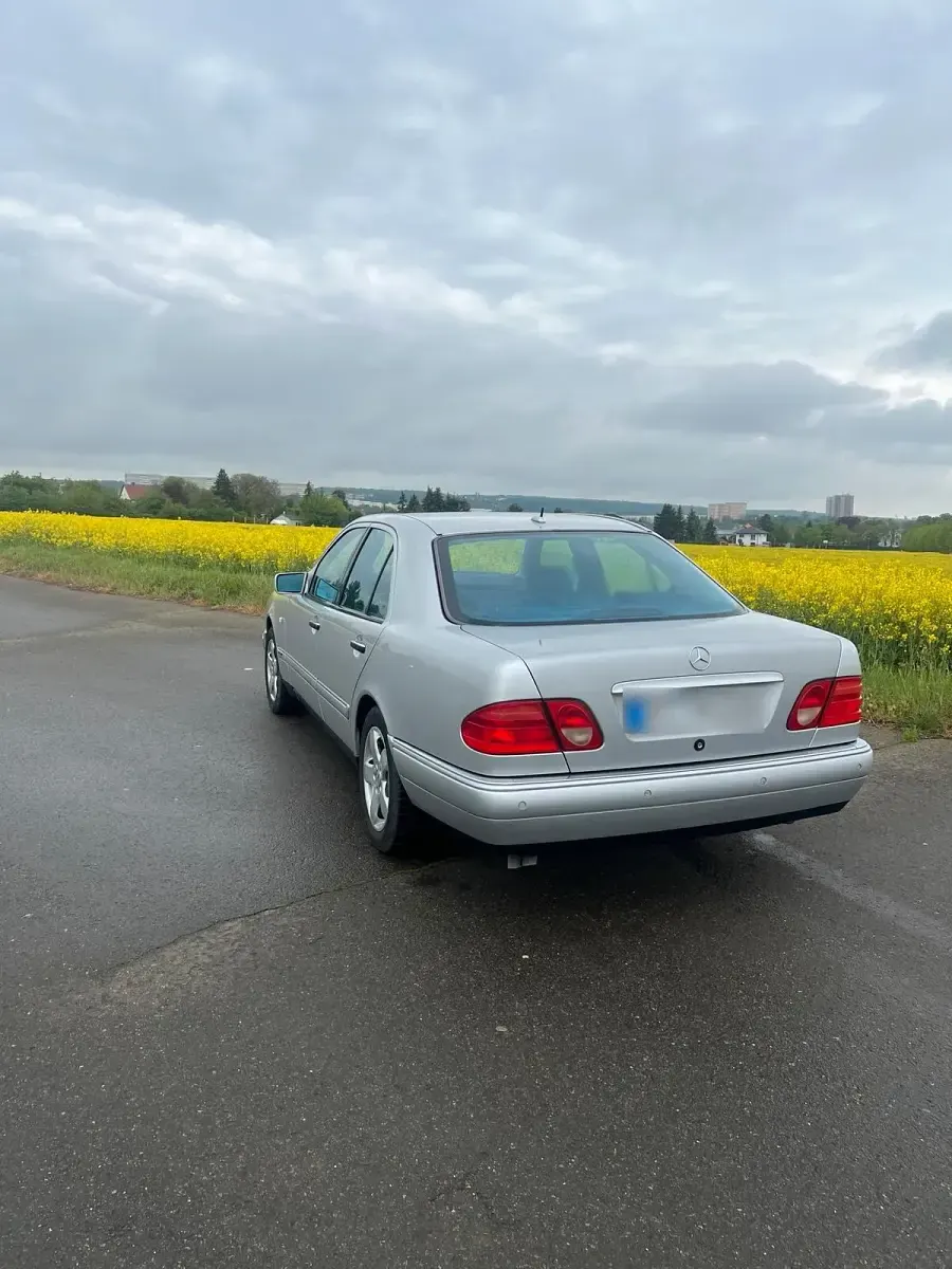 Gebraucht Mercedes E320 224 PS (164 kW) 1999 Silber Limousine