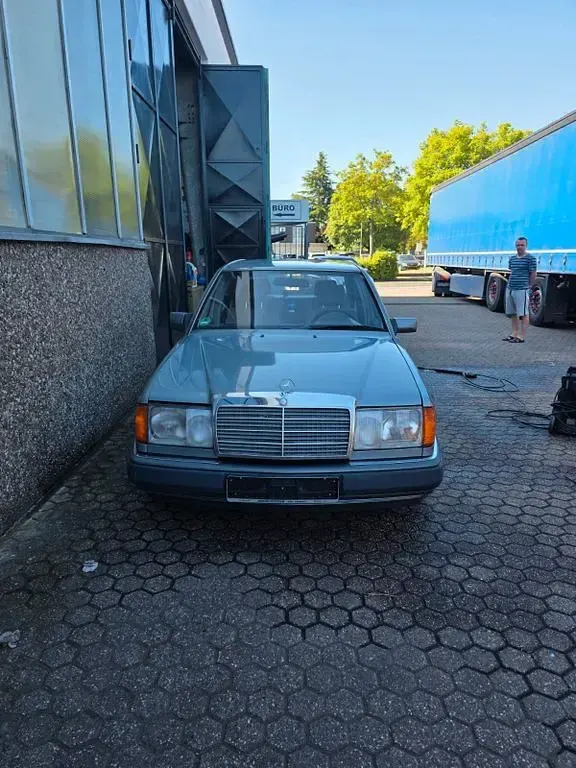 Gebraucht Mercedes E230 132 PS (97 kW) 1992 Silber Limousine