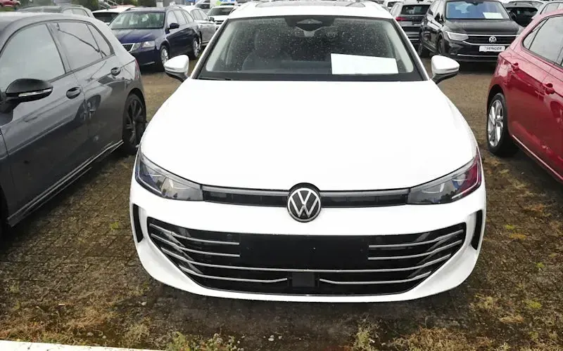 Gebraucht VW Passat Elegance 150 PS (110 kW) 2024 Weiß Kombi