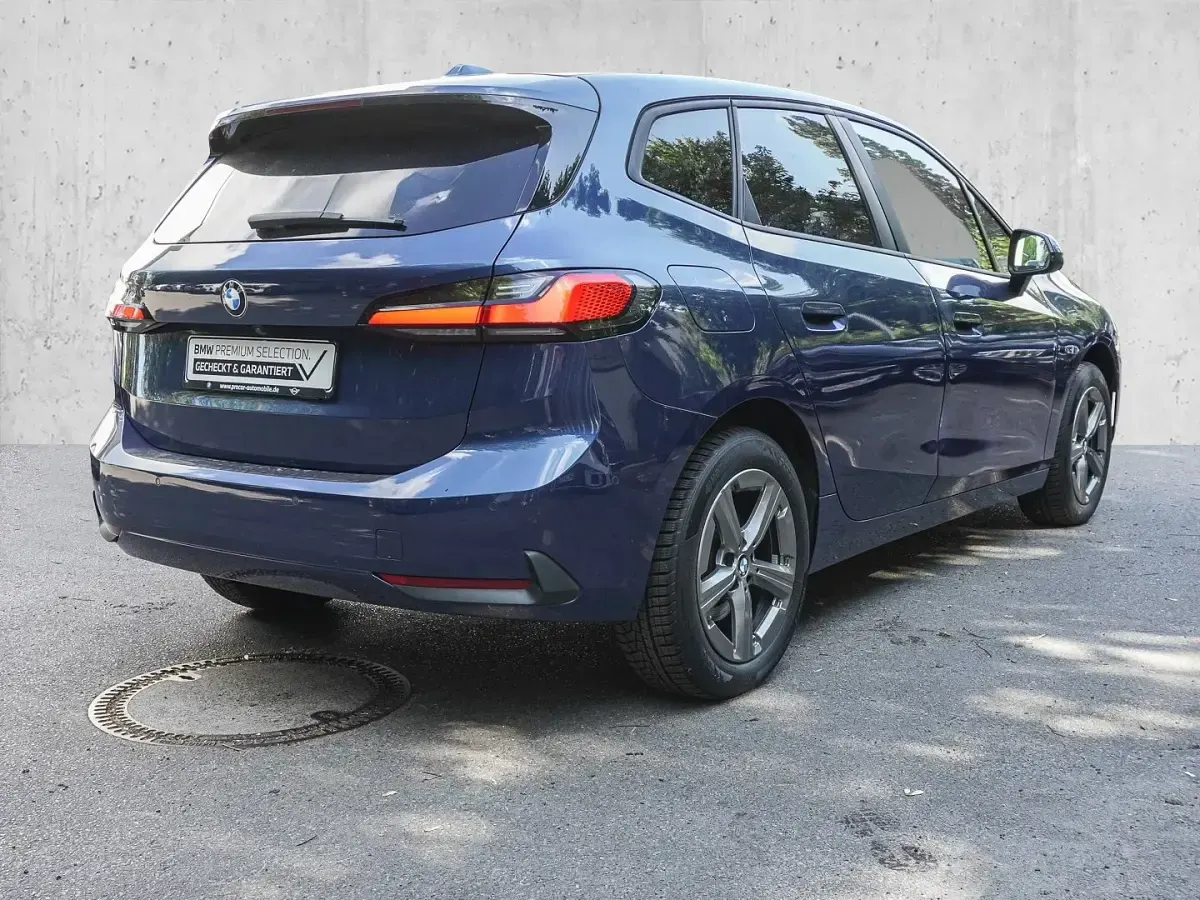 Gebraucht BMW 220 Active Tourer Luxury Line 156 PS (114 kW) 2023 Blau Van / Kleinbus