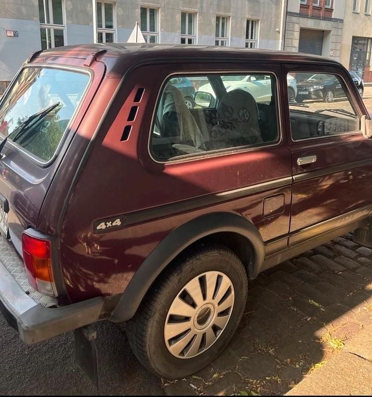 Rot Gebraucht 2011 Lada niva SUV | 8.000 € - Bild 1/4
