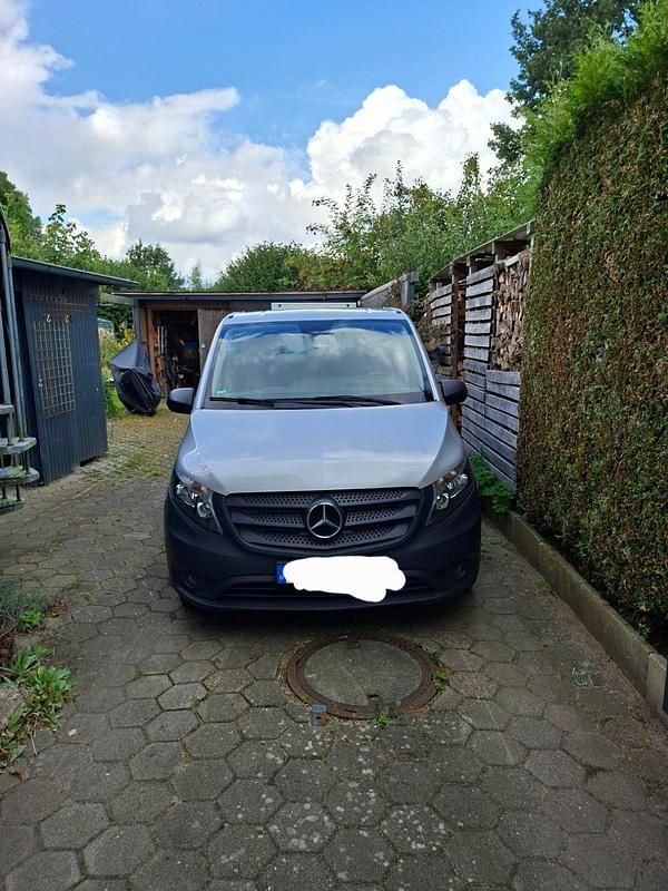 Silber Gebraucht 2017 Mercedes Vito Van / Kleinbus | 21.000 € - Bild 1/4