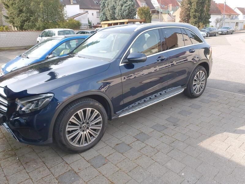 Blau Gebraucht 2017 Mercedes GLC220 SUV | 27.000 € (Etwas zu teuer) - Bild 1/4