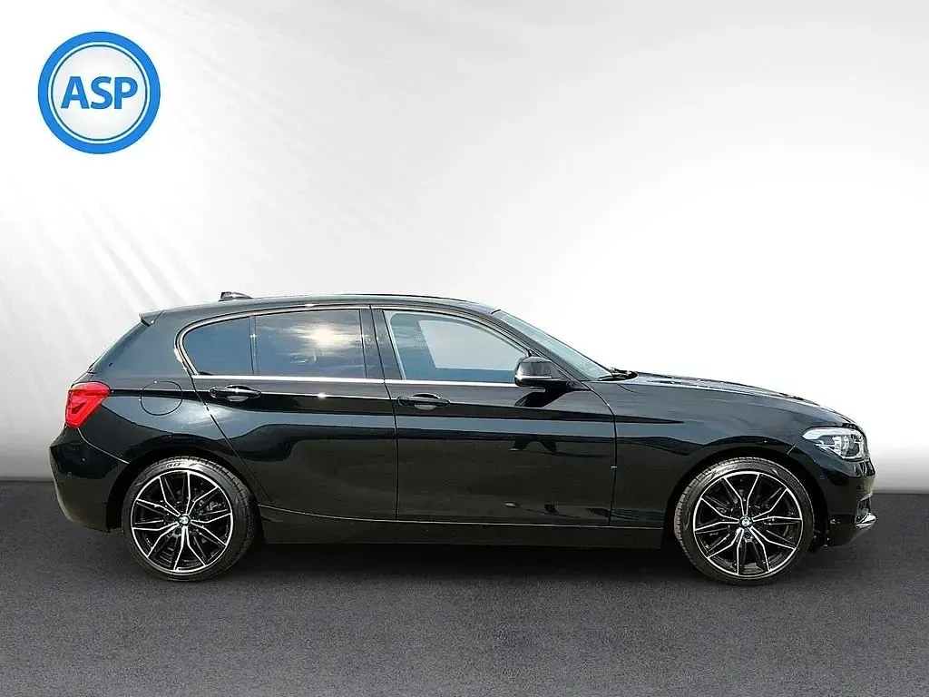 Gebraucht BMW 118 Urban Line 136 PS (100 kW) 2018 Schwarz (black sapphire metallic) Limousine