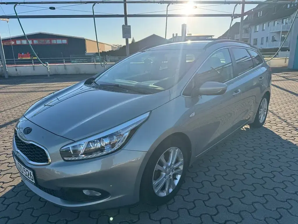 Gebraucht Kia Ceed Spirit 128 PS (94 kW) 2013 Schwarz Kleinwagen