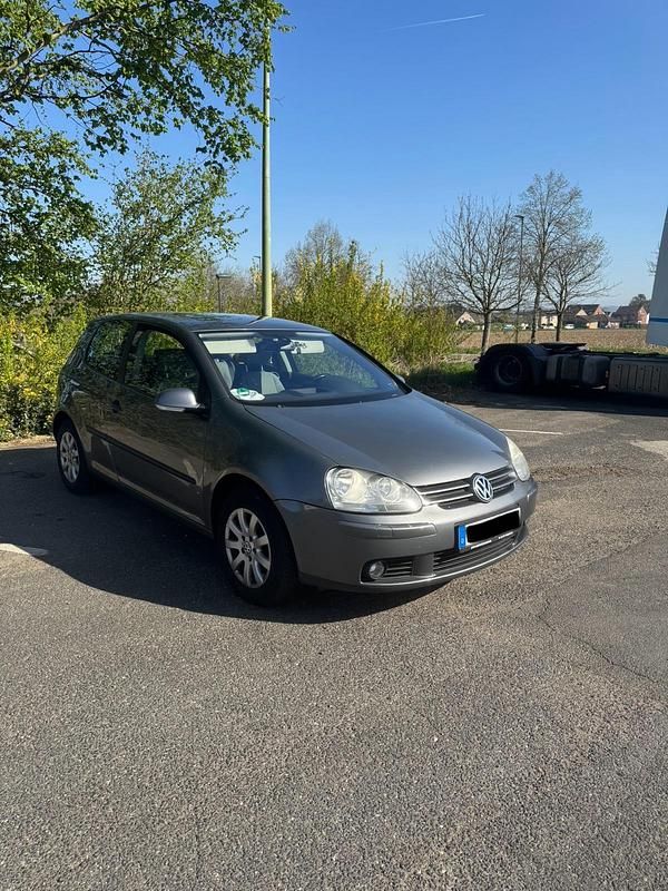 Grau Gebraucht 2005 VW Golf V Kleinwagen | 2.450 € (Fairer Preis) - Bild 1/4