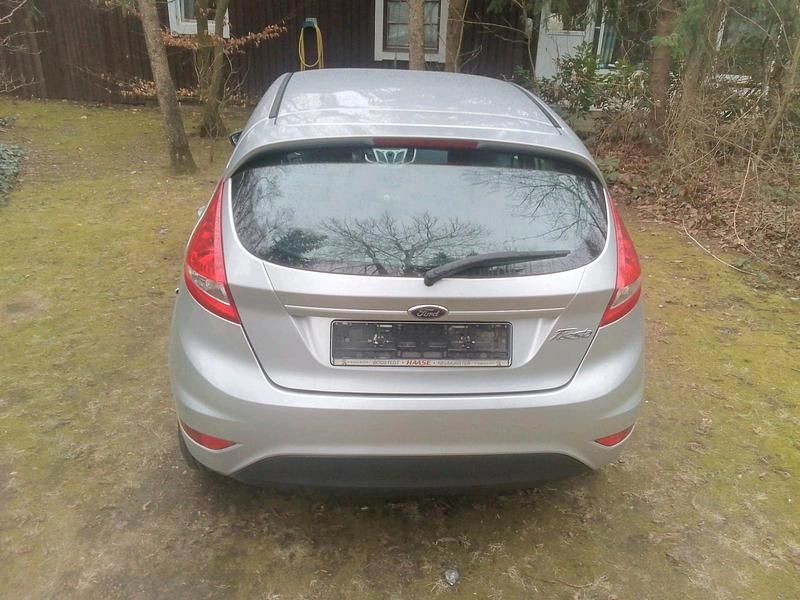 Gebraucht Ford Fiesta 60 PS (44 kW) 2012 Silber Kleinwagen