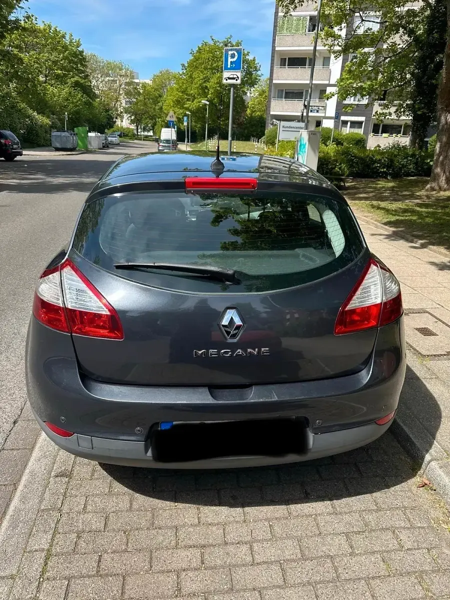 Używany Renault Mégane 110 KM (80 kW) 2012 Czarny Sedan/Limuzyna