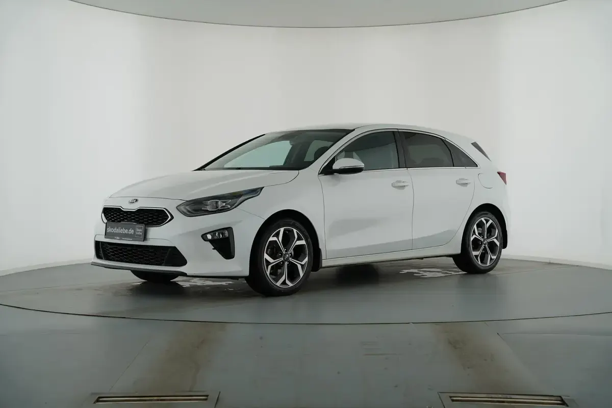 Gebraucht Kia Ceed 140 PS (102 kW) 2019 Weiß Kleinwagen