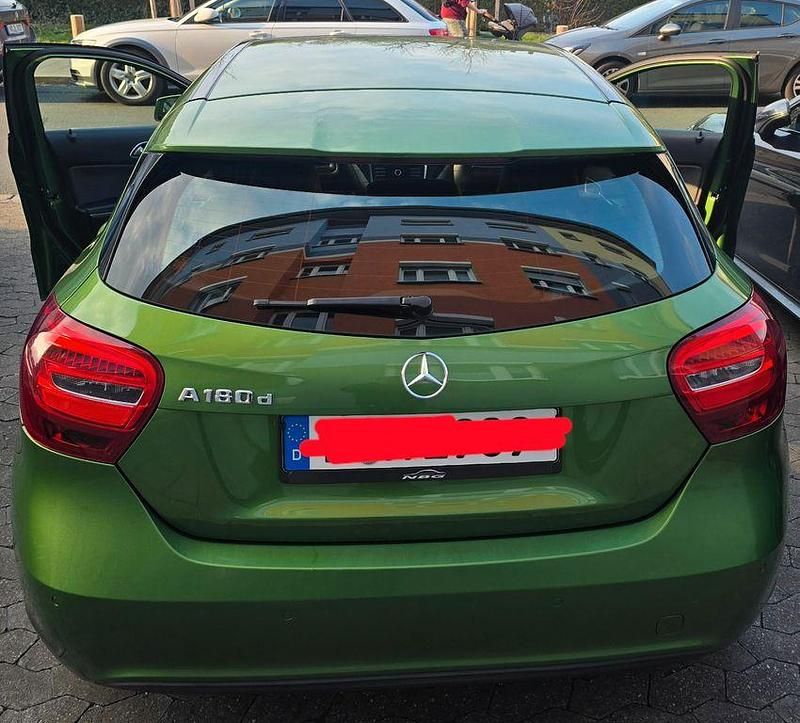 Gebraucht Mercedes A180 109 PS (80 kW) 2016 Grün Limousine