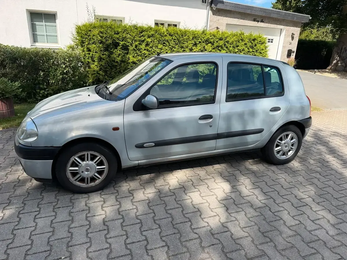 Gebraucht Renault Clio Initiale Paris 98 PS (72 kW) 2001 Silber Kleinwagen