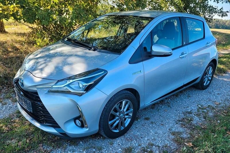 Silber Gebraucht 2018 Toyota Yaris Hybrid Team Kleinwagen | 11.990 € (Guter Preis) - Bild 1/4