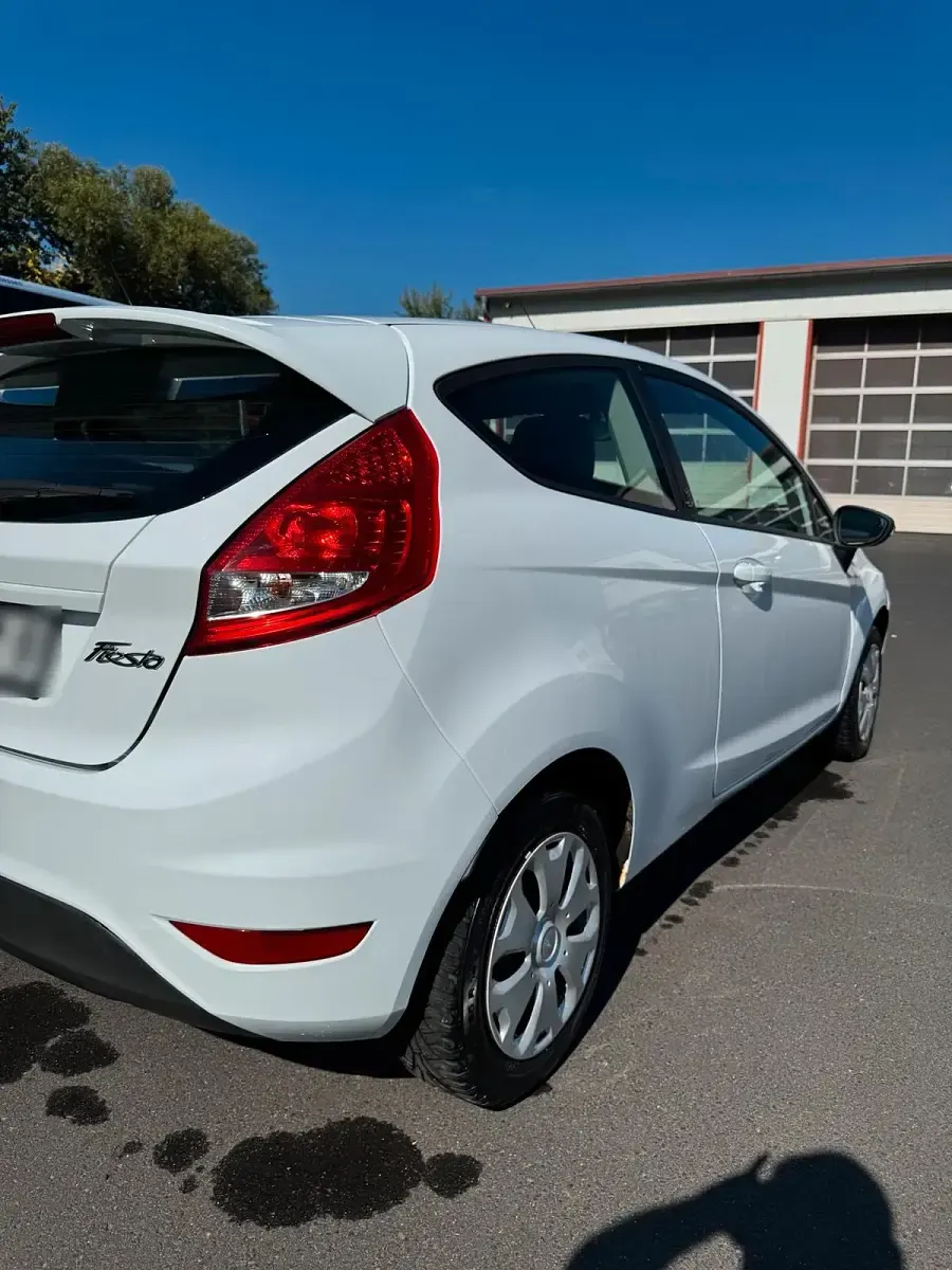 Gebraucht Ford Fiesta Champions Edition 82 PS (60 kW) 2012 Weiß Kleinwagen
