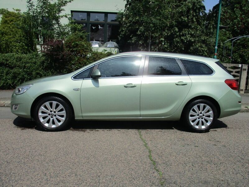 Gebraucht Opel Astra Design Edition 116 PS (85 kW) 2011 Grün Kombi