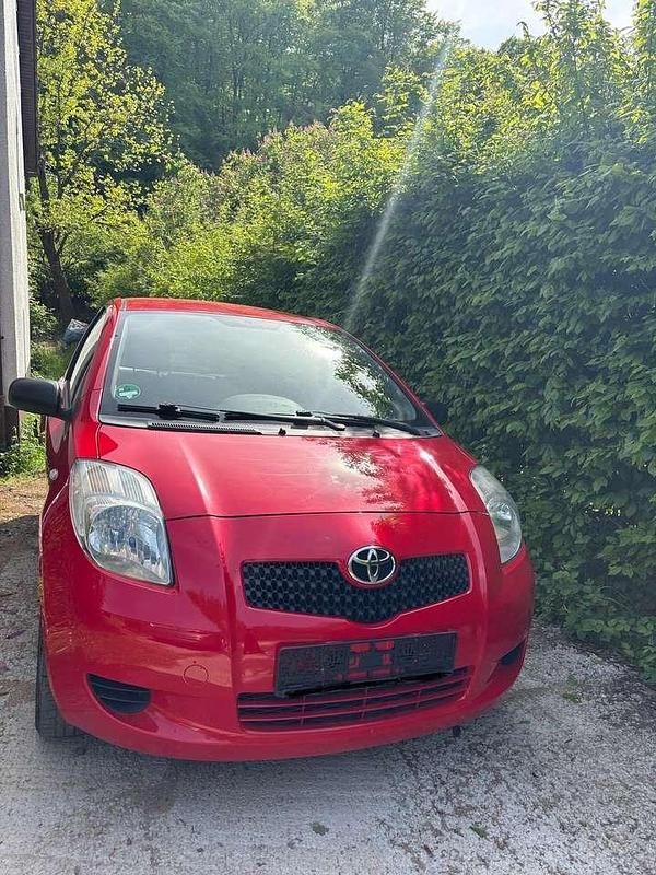 Rot Gebraucht 2008 Toyota Yaris Limousine | 1.200 € (Superpreis) - Bild 1/4