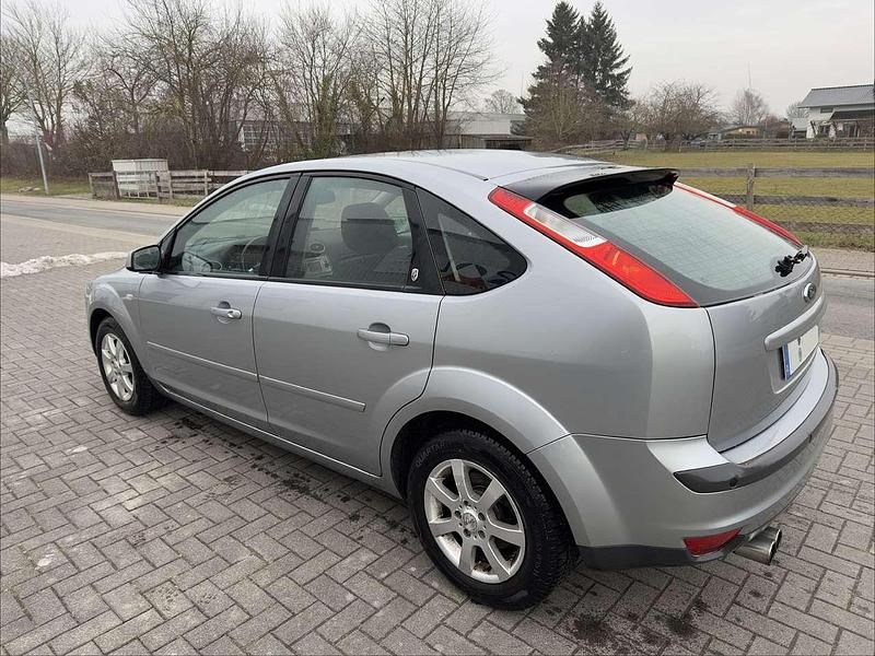 Gebraucht Ford Focus Ghia 116 PS (85 kW) 2005 Silber Limousine