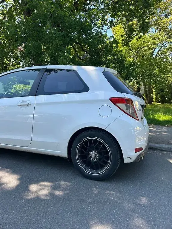 Gebraucht Toyota Yaris Life 69 PS (50 kW) 2013 Weiß Kleinwagen
