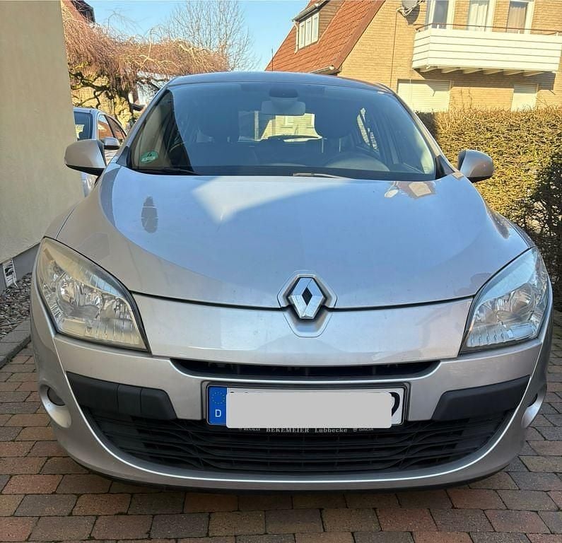 Silber Gebraucht 2011 Renault Mégane Limousine | 4.950 € (Guter Preis) - Bild 1/4