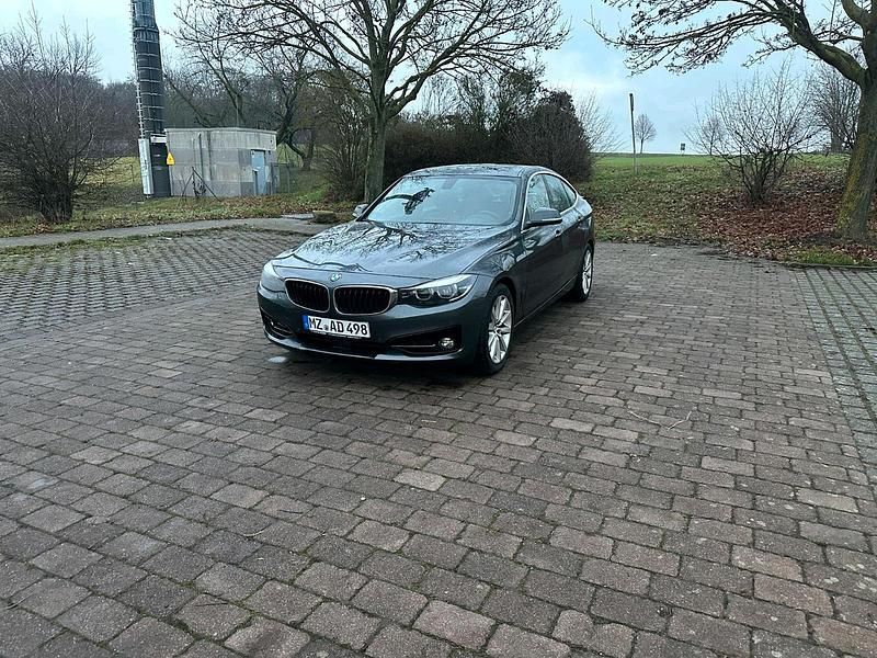 Grau Gebraucht 2017 BMW 330 Limousine | 15.500 € (Superpreis) - Bild 1/4