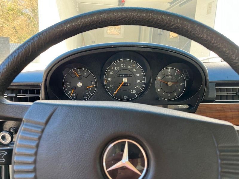 Silber Gebraucht 1976 Mercedes 350 Limousine | 19.995 € - Bild 1/4
