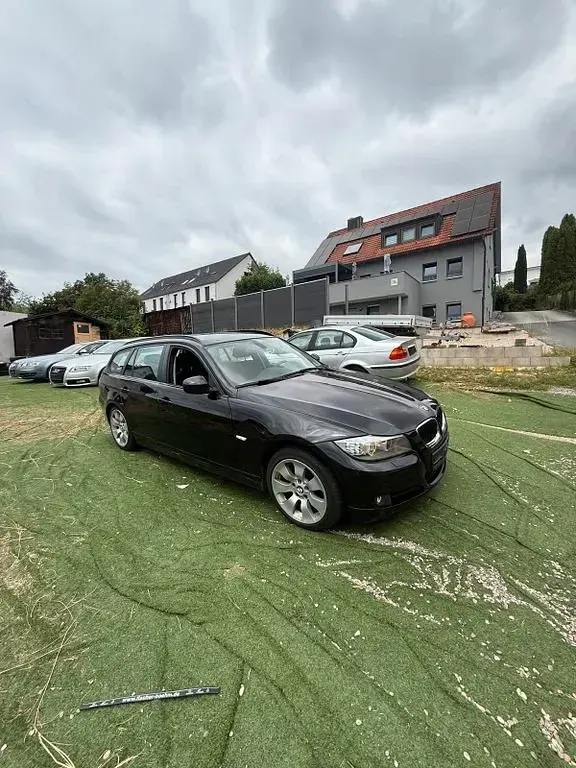 Gebraucht BMW 318 143 PS (105 kW) 2011 Schwarz Kombi