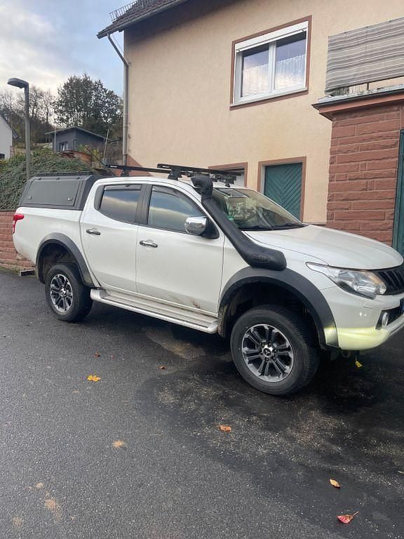 Weiß Gebraucht 2018 Mitsubishi L200 Abholung | 29.900 € (Teuer) - Bild 1/3