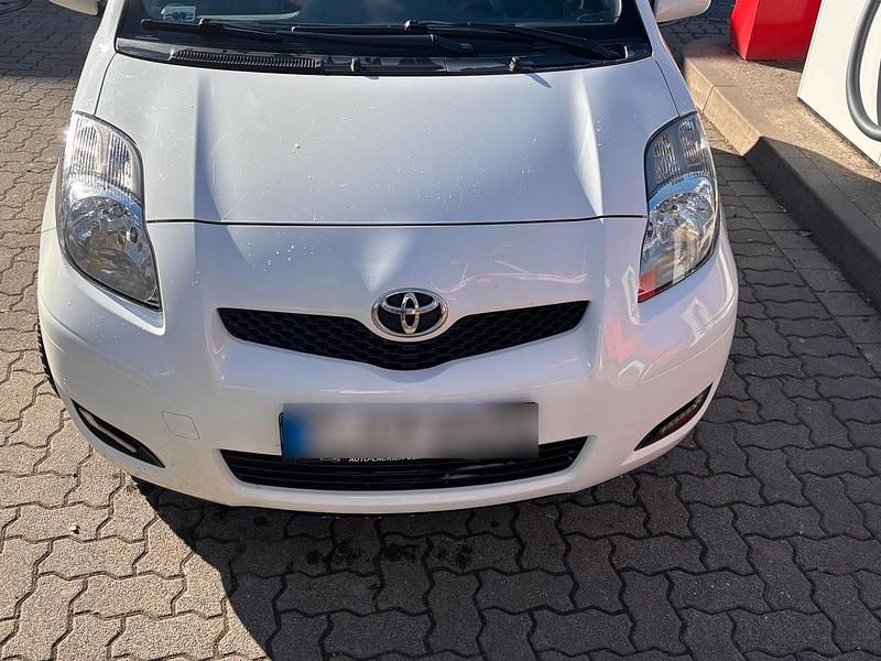 Gebraucht Toyota Yaris 69 PS (50 kW) 2010 Weiß Kleinwagen