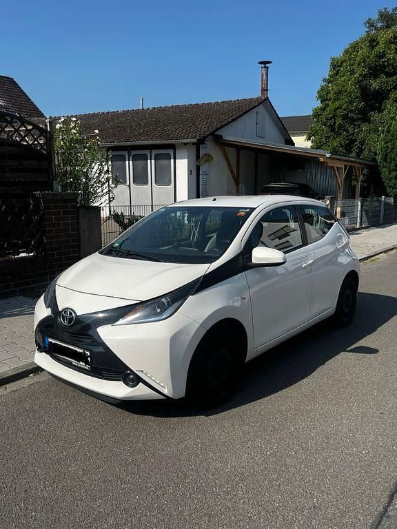 Weiß Gebraucht 2017 Toyota Aygo Kleinwagen | 5.800 € (Fairer Preis) - Bild 1/4