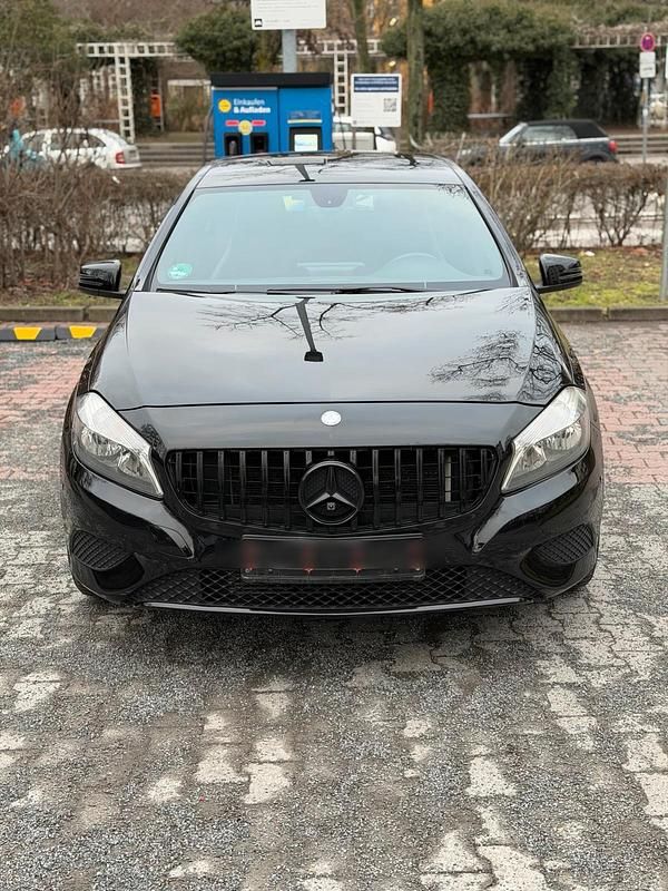 Gebraucht Mercedes A180 122 PS (89 kW) 2013 Schwarz Kleinwagen