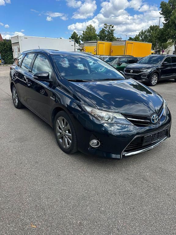 Grün Gebraucht 2013 Toyota Auris Touring Sports Executive Kombi | 6.990 € (Guter Preis) - Bild 1/4