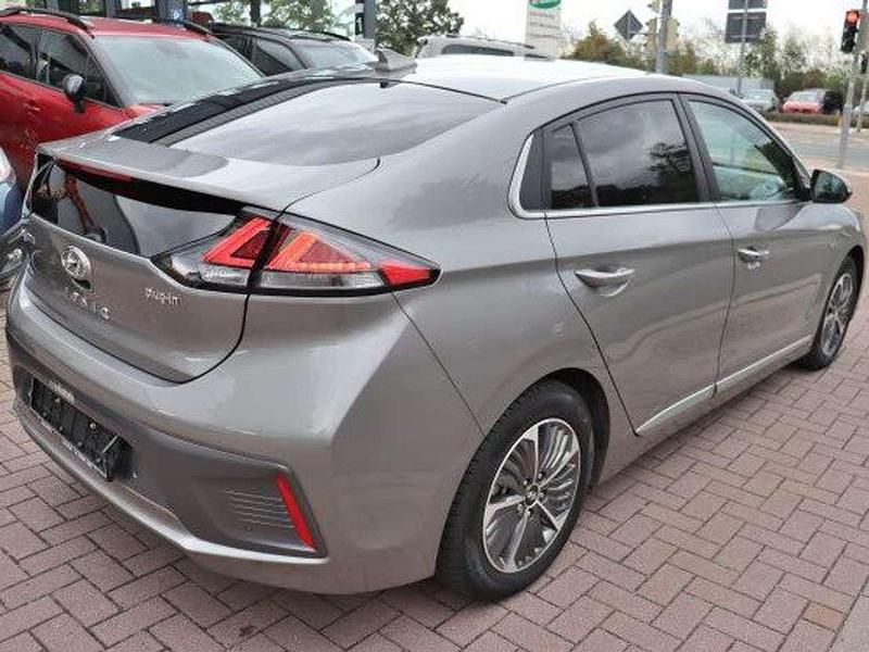 Gebraucht Hyundai Ioniq Premium 141 PS (103 kW) 2020 Fluidic metal / met Kleinwagen