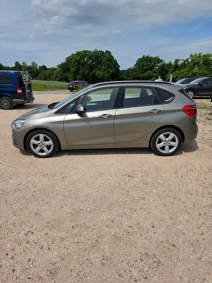 Gebraucht BMW 218 150 PS (110 kW) 2017 Platinsilber Van / Kleinbus