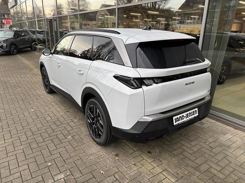 Neu Peugeot 5008 Allure 145 PS (106 kW) 2025 Okenit weiss metallic SUV