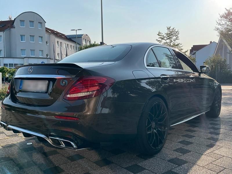 Braun Gebraucht 2017 Mercedes E63S AMG Limousine | 62.000 € (Teuer) - Bild 1/4
