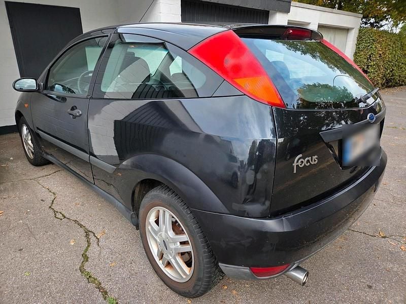 Second-hand Ford Focus 100 CP (73 kW) 2000 Negru Hatchback