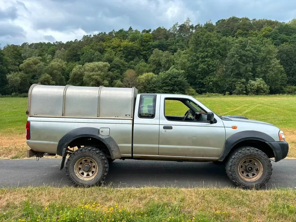 Gebraucht Nissan Navara 133 PS (97 kW) 2011 Silber Pickup